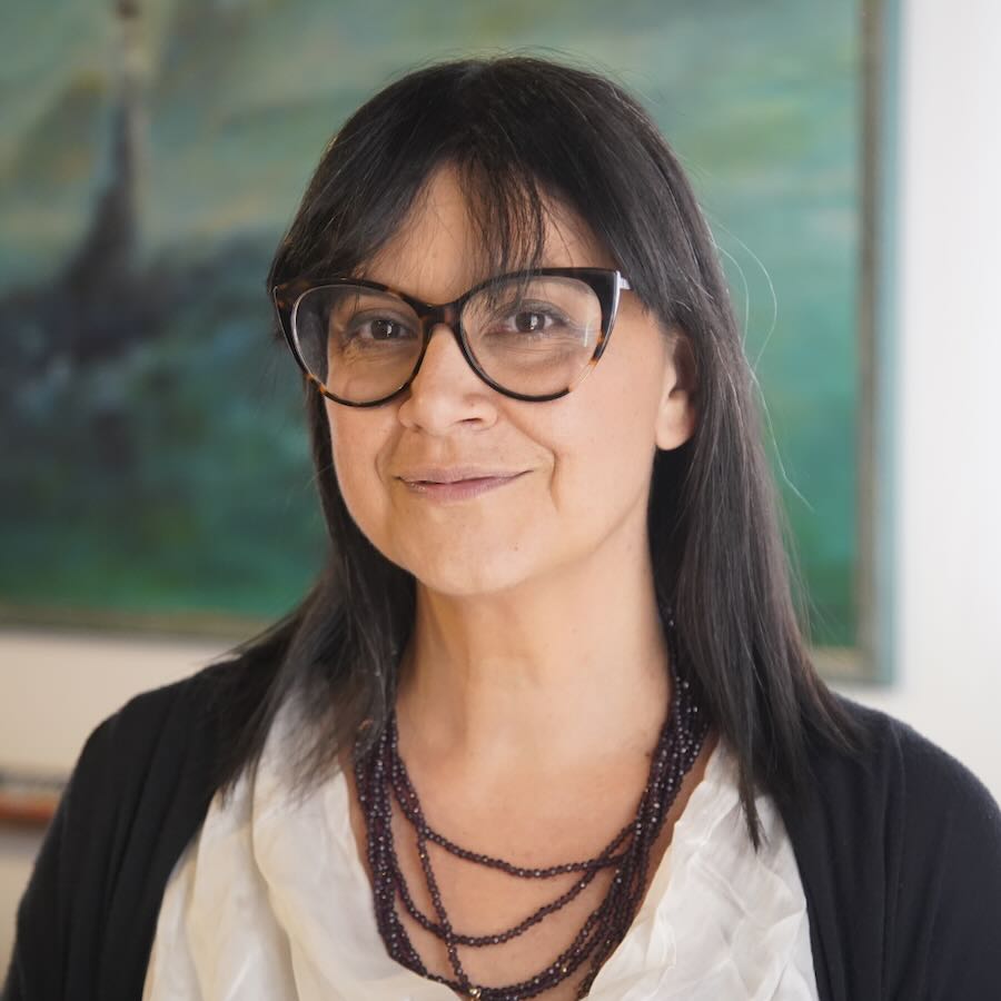 Emanuela Cusimano, Pedagogista, counselor ed esperta nei processi formativi sulla gestione dei conflitti per educatori, genitori e insegnanti. Responsabile del progetto Scuola Genitori, cura le attività collegate al metodo Litigare Bene, ideato da Daniele Novara, ed è referente per i progetti territoriali CPP in tutta Italia