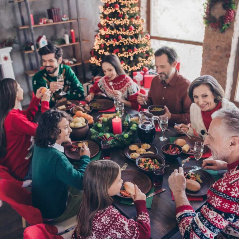 Il pranzo di Natale in cui tutti una volta all’anno, inevitabilmente, incappiamo costituisce un detonatore perfetto dei nostri tasti dolenti, specialmente quelli più nascosti e trascurati.