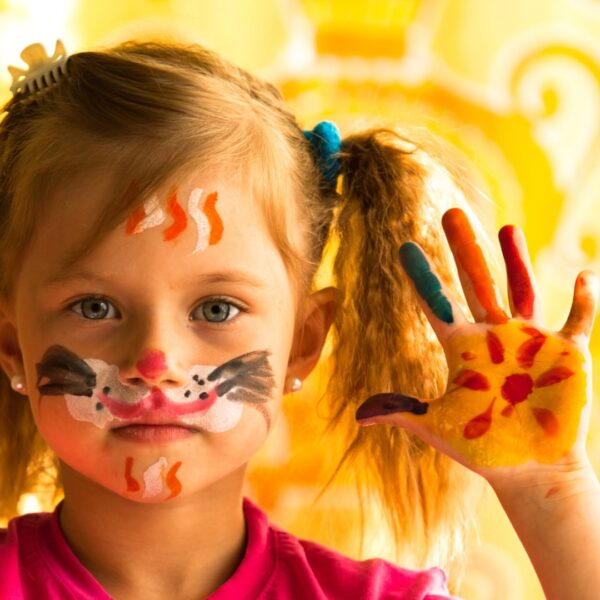 Immagine di bambina che colora. Articolo "Alunni con disabilità: perché il numero è in costante aumento?" di Daniele Novara