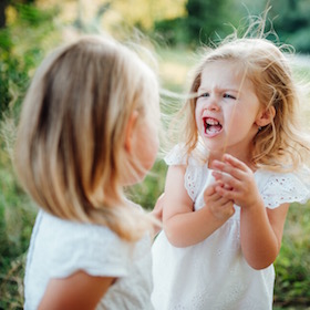 Bambine che litigano, sorelle che litigano