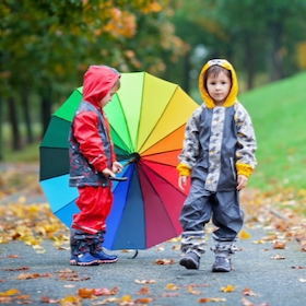 Bambini che giocano sotto la pioggia. L'immagine è usata per l'articolo "Curare con l'educazione" di Daniele Novara
