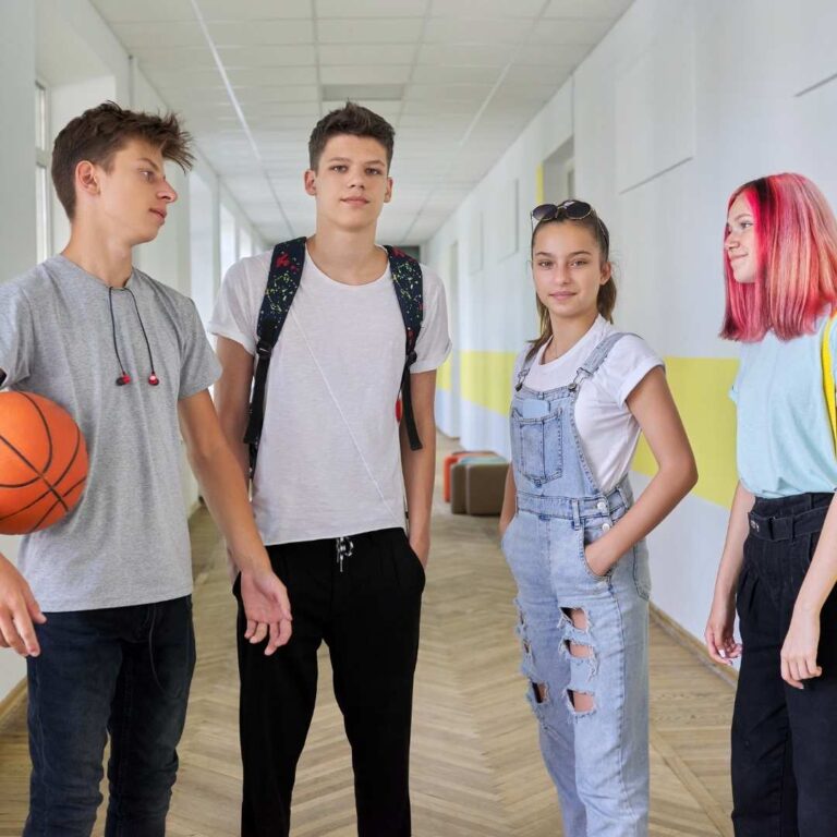 Foto di ragazze e di ragazzi di 15 anni insieme