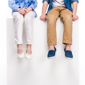 Immagine di due gambe di preadolescenti