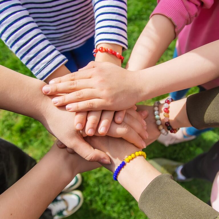 La giusta direzione è imparare dai compagni. I coetanei attivano l’imitazione, permettendo ai bambini di riconoscere il loro potenziale.