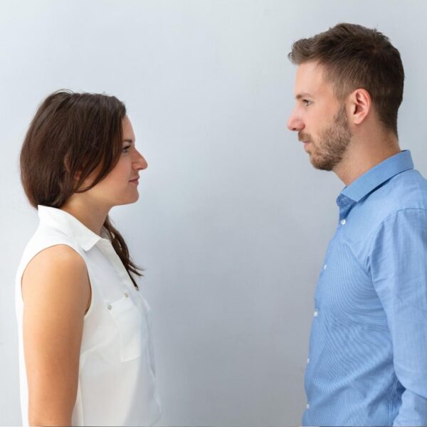 Immagine di due persone che si ascoltano, il relazione al corso l'ascolto di impara