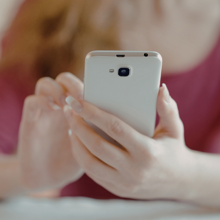 Divieto di smartphone a scuola: limiti e contraddizioni della circolare Valditara