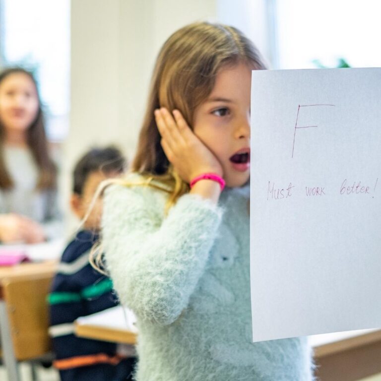 Scuola senza voti: come cambierebbe davvero la società